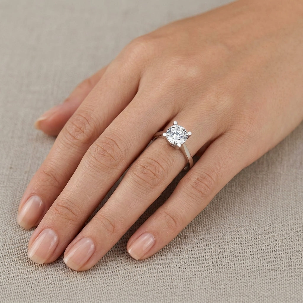 Bague solitaire quatre griffes en or blanc 18k, grande pierre - bijou porté par une mannequin