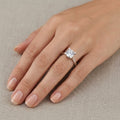 Bague solitaire quatre griffes en or blanc 18k, grande pierre - bijou porté par une mannequin
