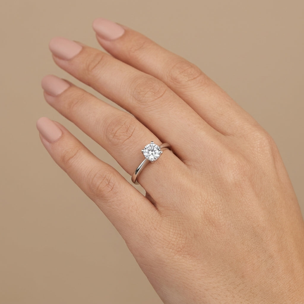Bague solitaire classique en or blanc 18k - bijou porté par une mannequin
