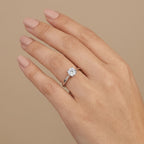 Bague solitaire classique en or blanc 18k - bijou porté par une mannequin