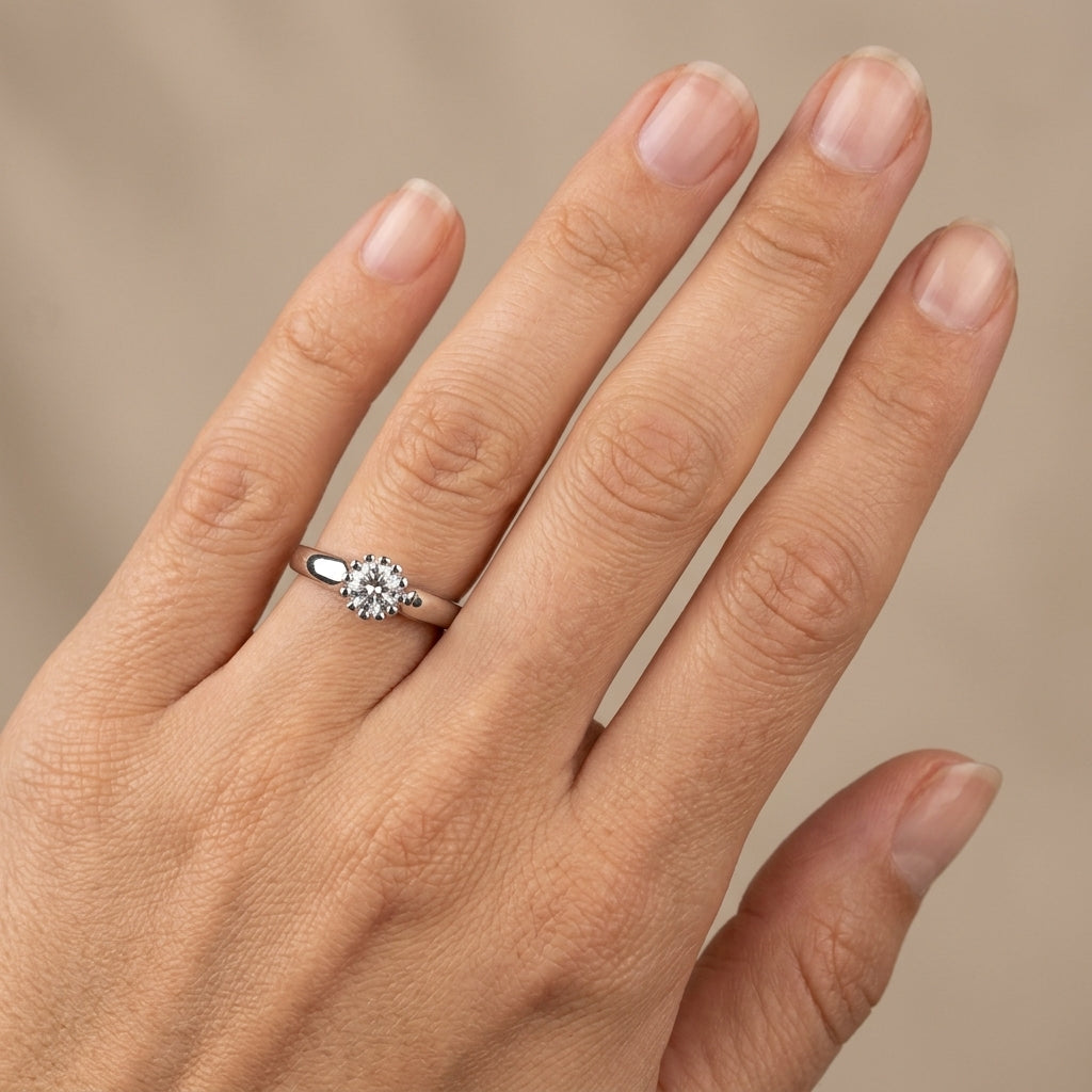Bague solitaire classique en or blanc 18k - bijou porté par une mannequin