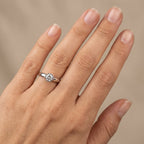 Bague solitaire classique en or blanc 18k - bijou porté par une mannequin
