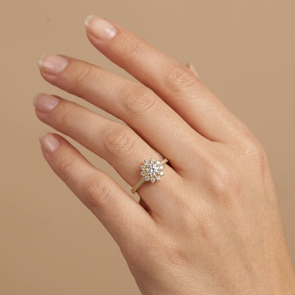 Bague solitaire halo en or jaune 18k anneau serti de pierres - bijou porté par une mannequin