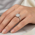 Bague en or blanc 18k chaton rectangulaire pavé de pierres - bijou porté par une mannequin