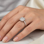 Bague en or blanc 18k chaton rectangulaire pavé de pierres - bijou porté par une mannequin