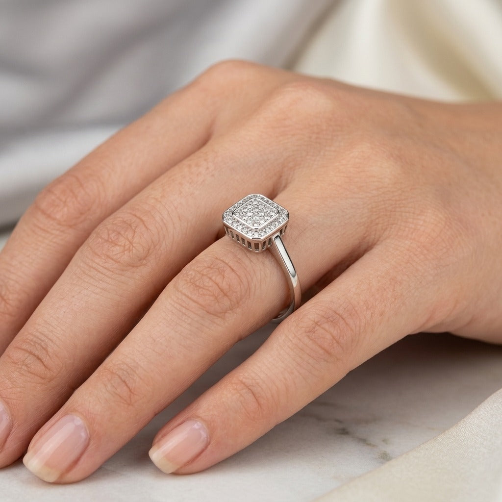 Bague en or blanc 18k chaton rectangulaire pavé de pierres - bijou porté par une mannequin