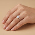 Bague solitaire classique en or blanc 18k - bijou porté par une mannequin