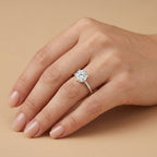 Bague solitaire classique en or blanc 18k - bijou porté par une mannequin