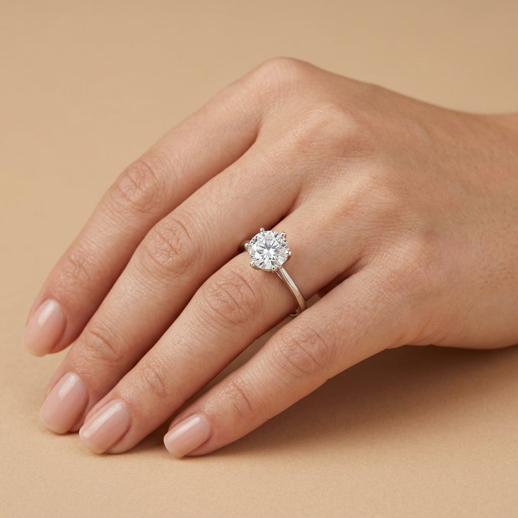 Bague solitaire classique en or blanc 18k - bijou porté par une mannequin
