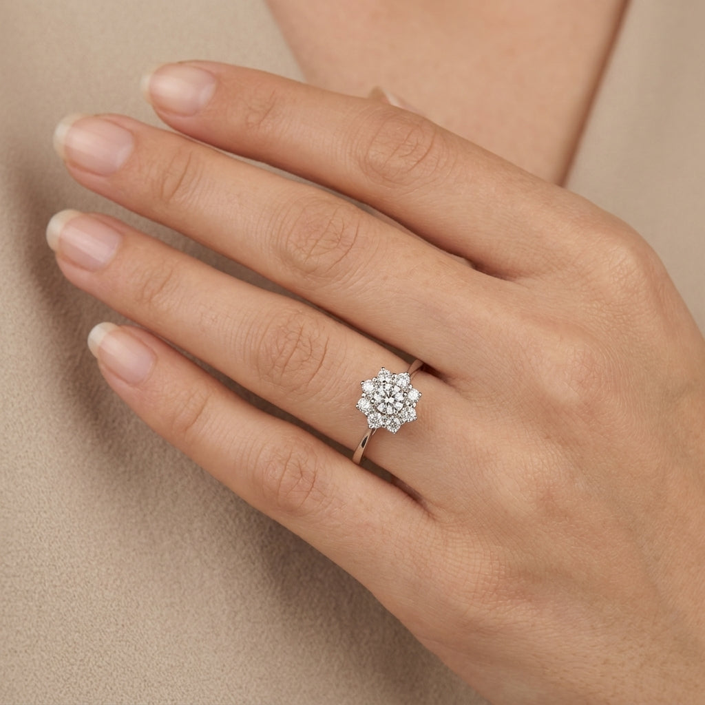 Bague solitaire halo en or blanc 18k - bijou porté par une mannequin