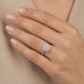 Bague solitaire halo en or blanc 18k - bijou porté par une mannequin