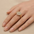 Bague dôme ronde pavée de pierres en or jaune 18k - bijou porté par une mannequin