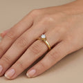 Bague solitaire en or jaune 18k anneau croisé - bijou porté par une mannequin