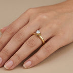 Bague solitaire en or jaune 18k anneau croisé - bijou porté par une mannequin