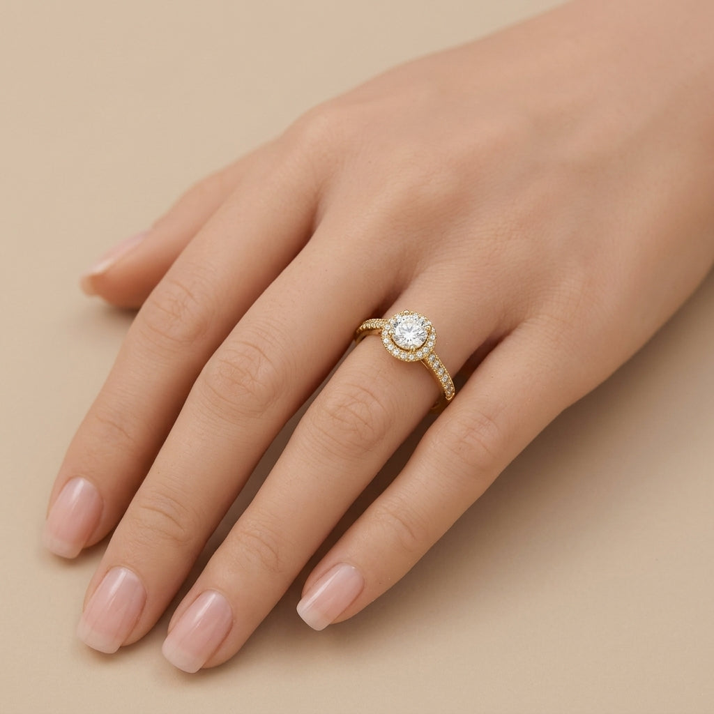 Bague solitaire en or jaune 18k anneau serti de pierres - bijou porté par une mannequin