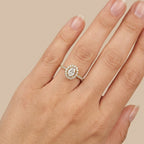 Bague solitaire halo en or jaune 18k anneau serti de pierres - bijou porté par une mannequin