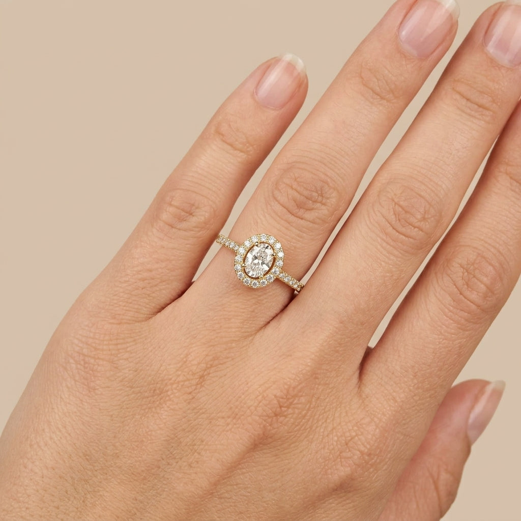 Bague solitaire halo en or jaune 18k anneau serti de pierres - bijou porté par une mannequin