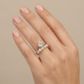 Bague solitaire en or jaune 18k anneau bombé serti de pierres - bijou porté par une mannequin