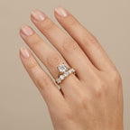 Bague solitaire en or jaune 18k anneau bombé serti de pierres - bijou porté par une mannequin