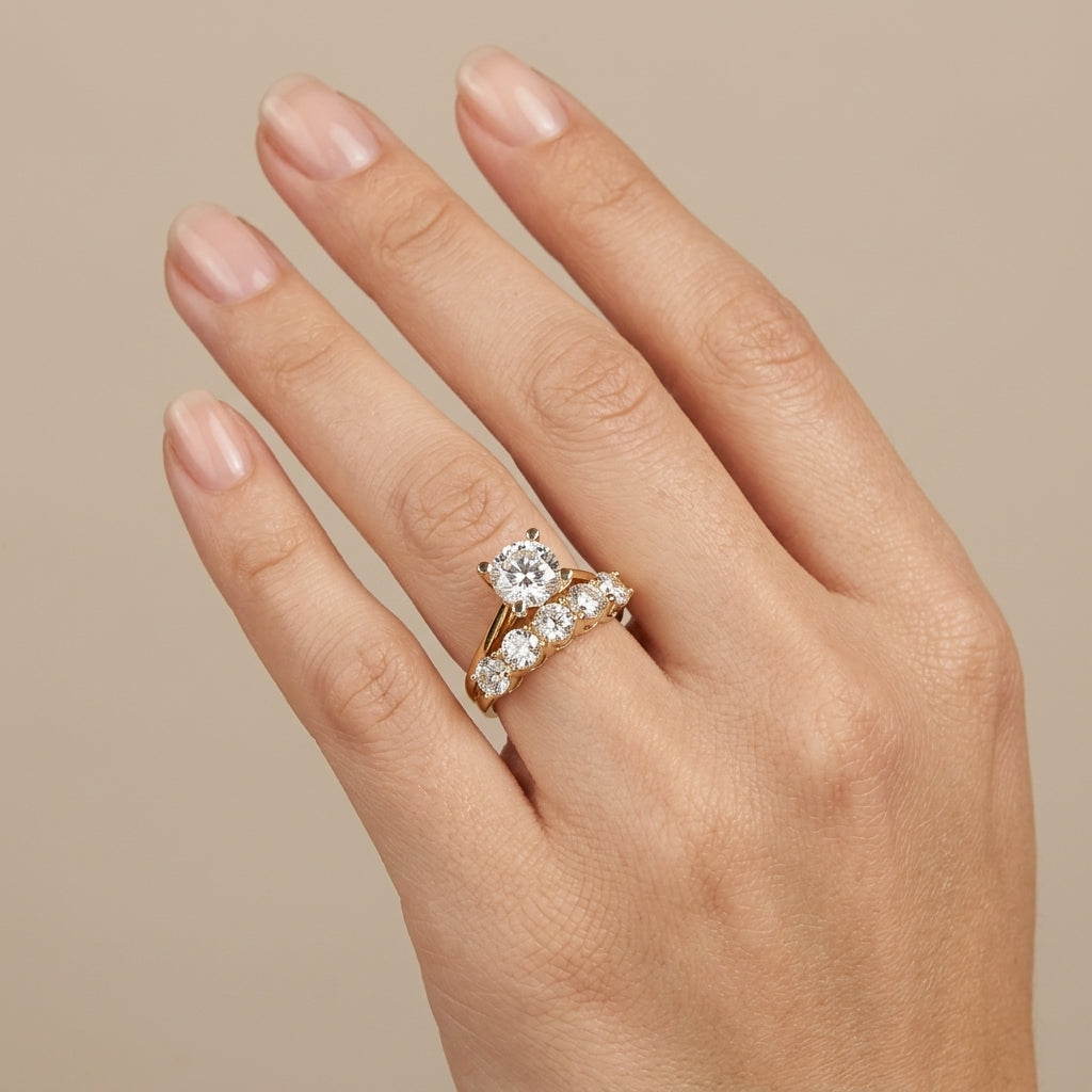 Bague solitaire en or jaune 18k anneau bombé serti de pierres - bijou porté par une mannequin