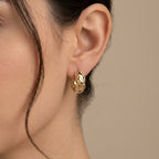 Boucles d'oreilles mini créoles maille royale en or jaune 18k - bijou porté par une mannequin