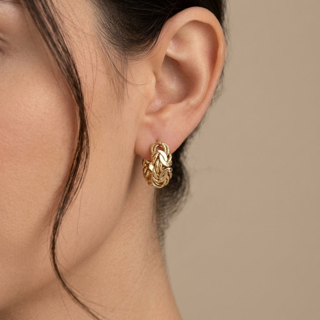 Boucles d'oreilles mini créoles maille royale en or jaune 18k - bijou porté par une mannequin