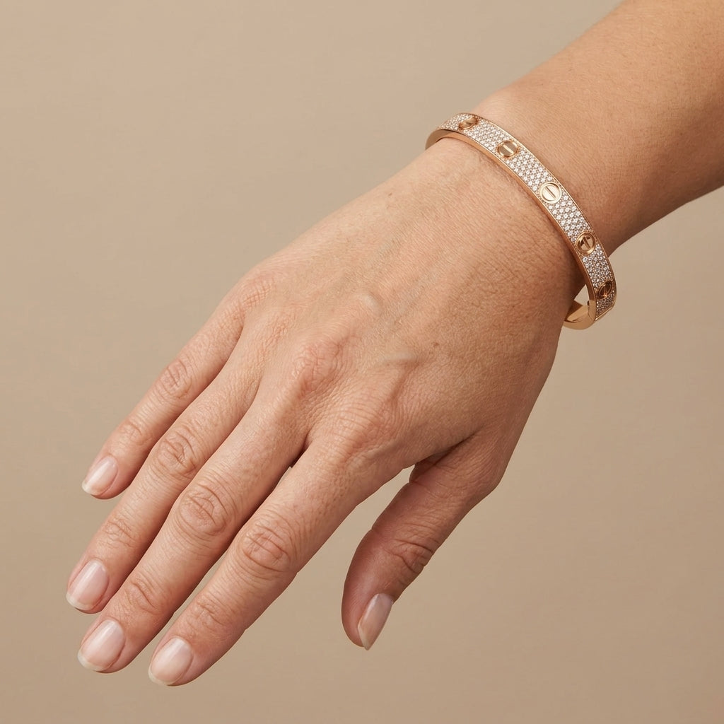 Bracelet jonc vis en or rose 18k pavé de pierres - bijou porté par une mannequin
