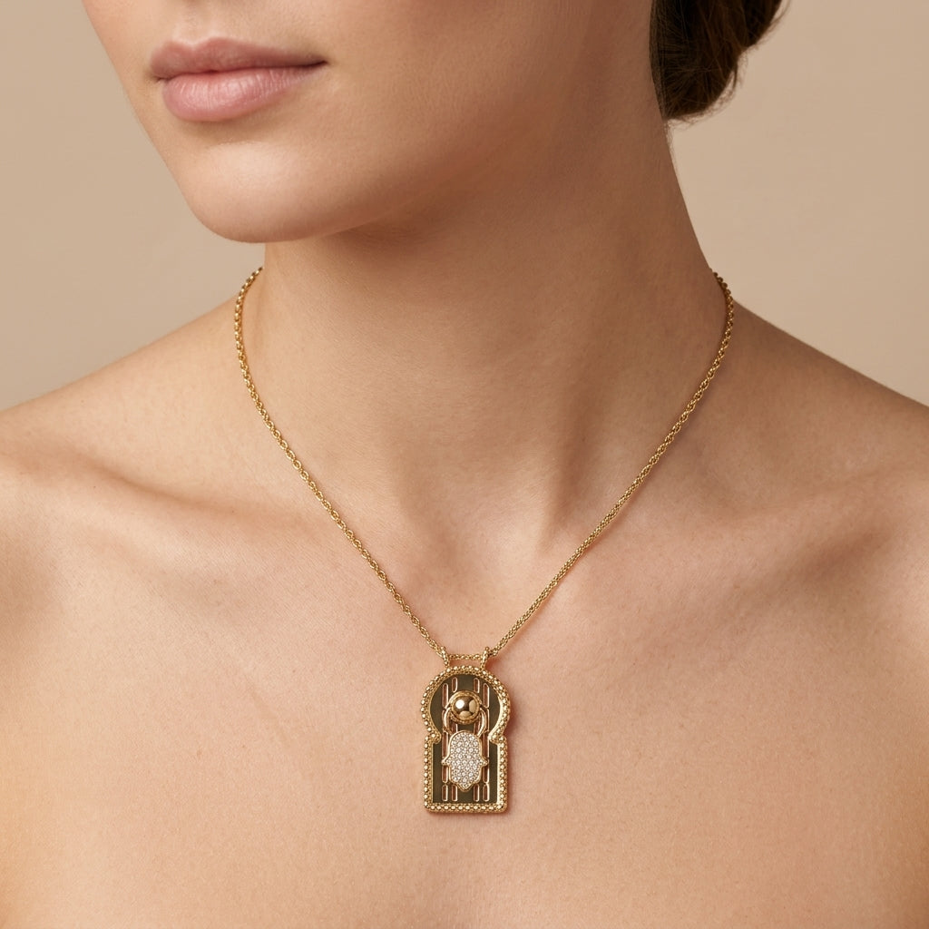 Collier en or jaune 18k pendentif porte marocaine sertie, pierre verte - bijou porté par une mannequin