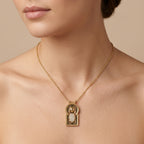 Collier en or jaune 18k pendentif porte marocaine sertie, pierre verte - bijou porté par une mannequin