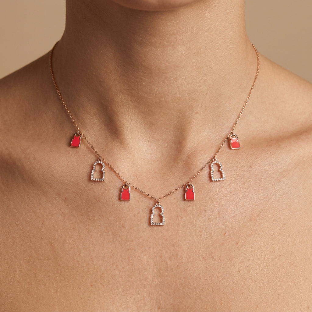 Collier en or rose 18k pampilles cadenas sertis et émail rouge - bijou porté par une mannequin