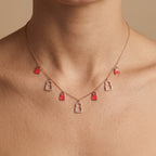 Collier en or rose 18k pampilles cadenas sertis et émail rouge - bijou porté par une mannequin