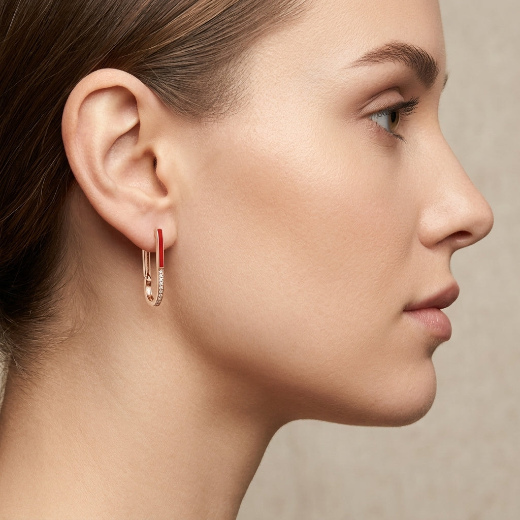 Boucles d'oreilles pendantes en or rose 18k serties, émail rouge - bijou porté par une mannequin