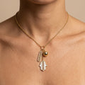 Collier en or jaune 18k pendentifs main de Fatma, plaque ajourée et boule - bijou porté par une mannequin