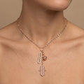 Collier en or rose 18k pendentifs main de Fatma, plaque ajourée et boule - bijou porté par une mannequin
