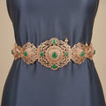 Ceinture majdoul beldi ajourée en or rose 18k rosaces serties de pierres vertes - bijou porté par une mannequin