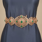 Ceinture majdoul beldi ajourée en or rose 18k rosaces serties de pierres vertes - bijou porté par une mannequin