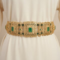 Ceinture majdoul beldi ajourée en or jaune 18k sertie de pierres vertes, cordon vert - bijou porté par une mannequin