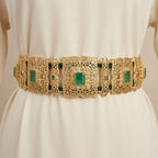 Ceinture majdoul beldi ajourée en or jaune 18k sertie de pierres vertes, cordon vert - bijou porté par une mannequin