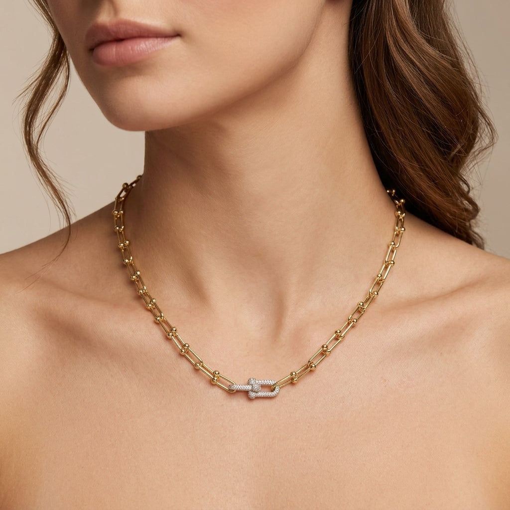 Collier maillons en or jaune 18k motif U, fermoir serti de pierres - bijou porté par une mannequin
