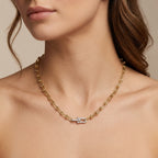 Collier maillons en or jaune 18k motif U, fermoir serti de pierres - bijou porté par une mannequin