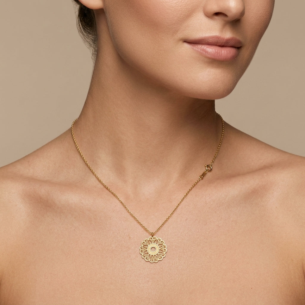 Collier en or jaune 18k pendentif rosace ajourée - bijou porté par une mannequin