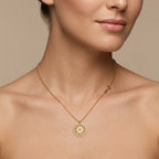 Collier en or jaune 18k pendentif rosace ajourée - bijou porté par une mannequin