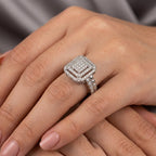 Bague en or blanc 18k chaton carré pavé de pierres - bijou porté par une mannequin