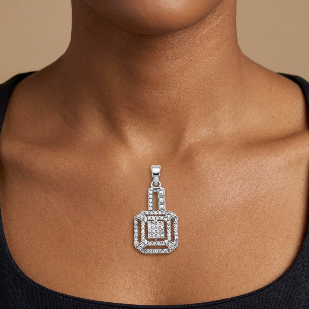 Pendentif carré en or blanc 18k pavé de pierres - bijou porté par une mannequin