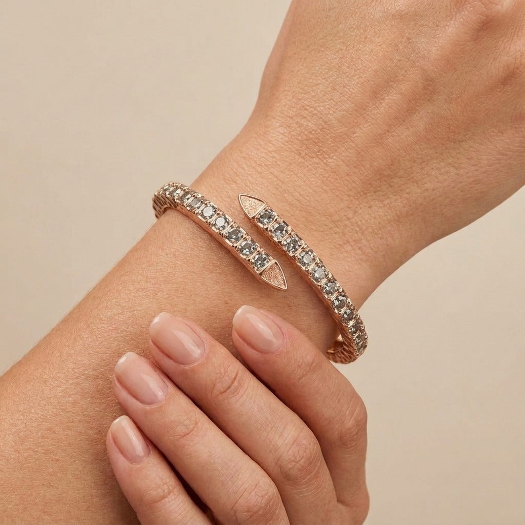 Bracelet jonc beldi rosace en or rose 18k serti de pierres - bijou porté par une mannequin