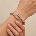 Bracelet jonc beldi rosace en or rose 18k serti de pierres - bijou porté par une mannequin