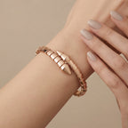 Bracelet jonc serpent en or rose 18k - bijou porté par une mannequin