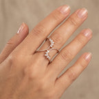 Bague croisée en or rose 18k sertie de pierres - bijou porté par une mannequin