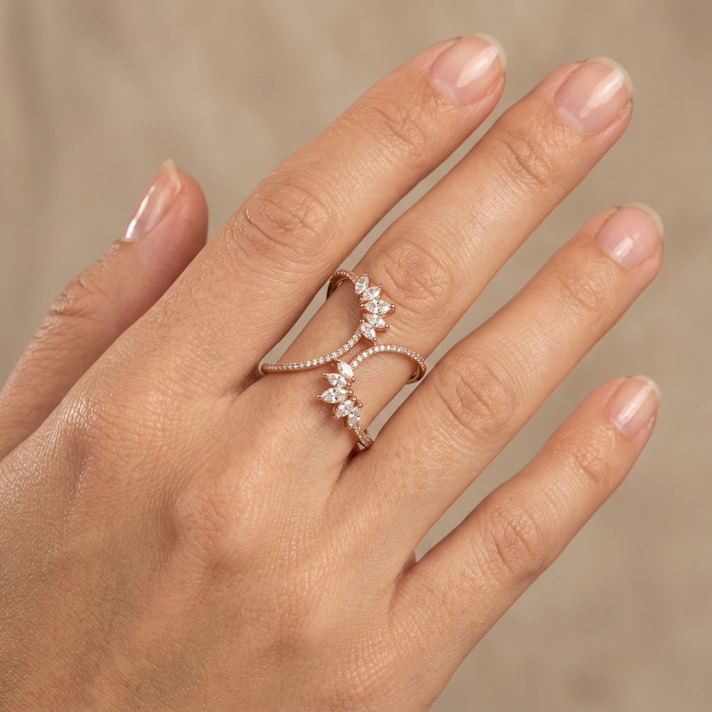 Bague croisée en or rose 18k sertie de pierres - bijou porté par une mannequin