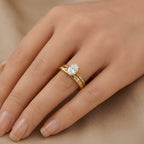 Bague solitaire en or jaune 18k anneau ciselé - bijou porté par une mannequin